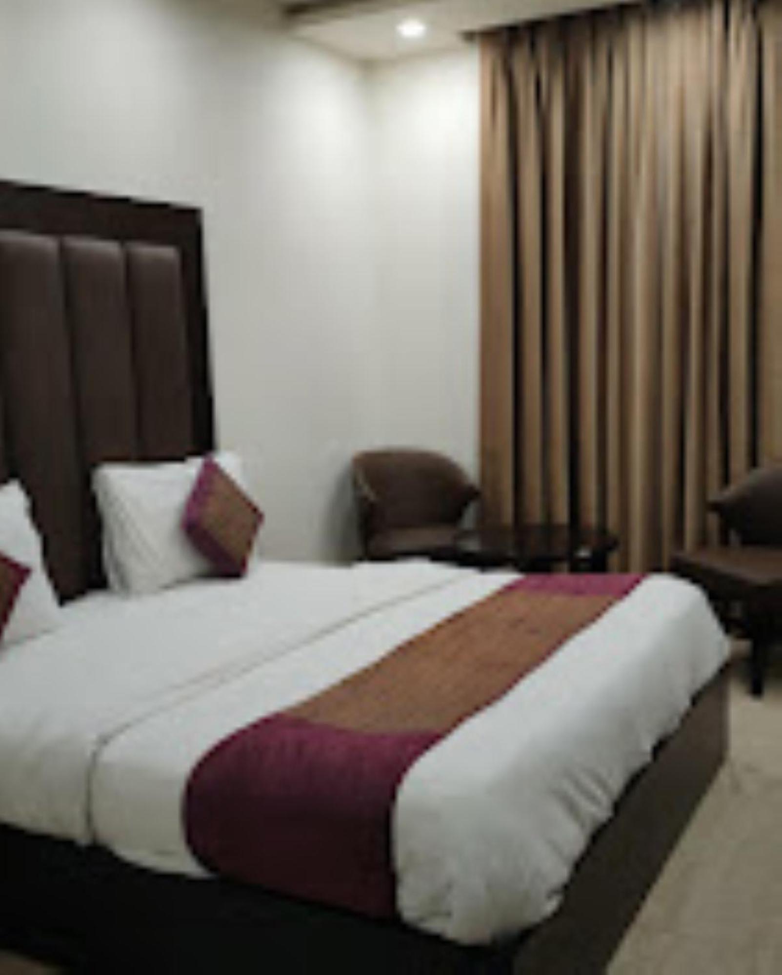 Hotel Royal Palace Hapur Екстериор снимка
