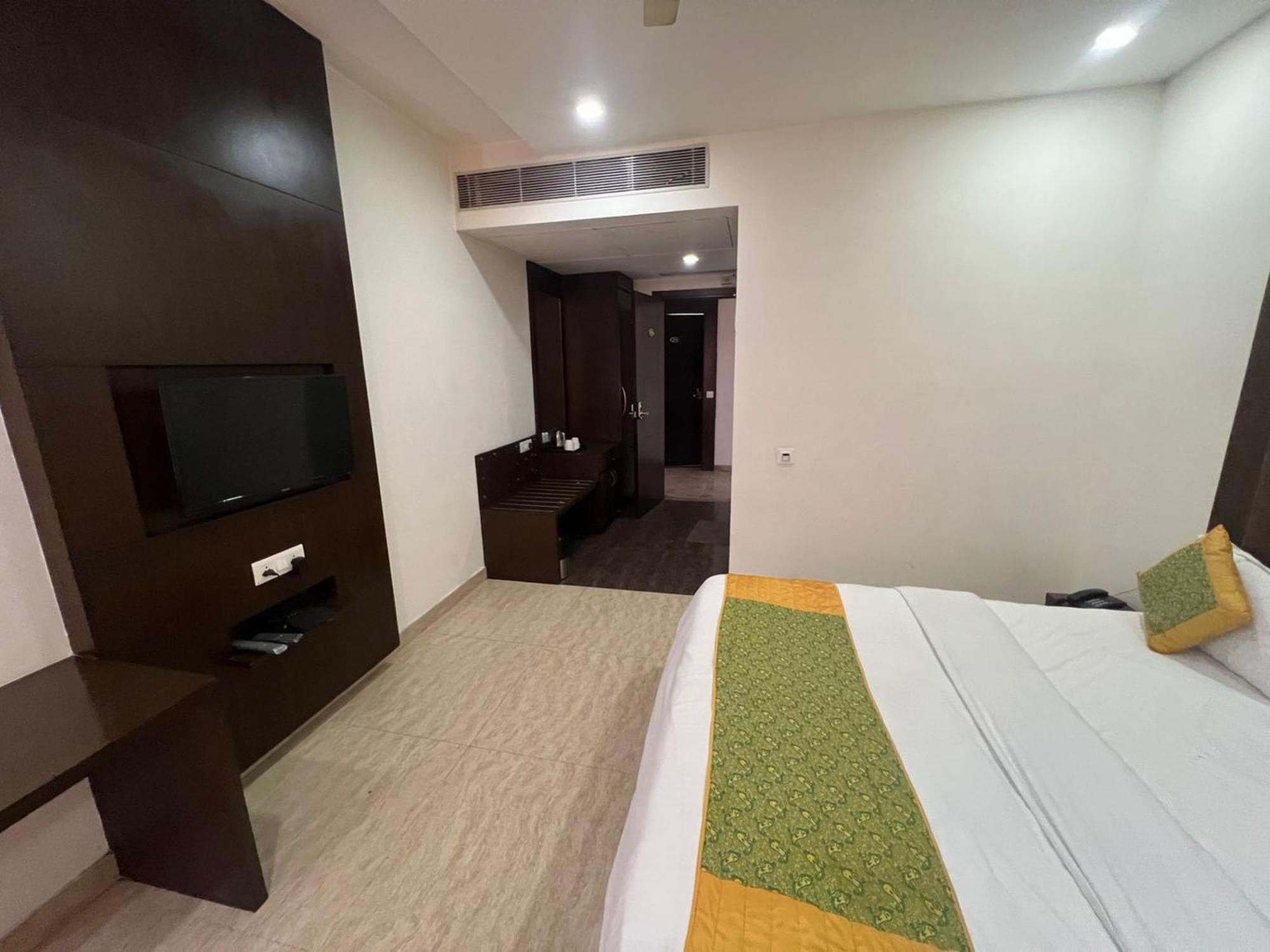 Hotel Royal Palace Hapur Екстериор снимка