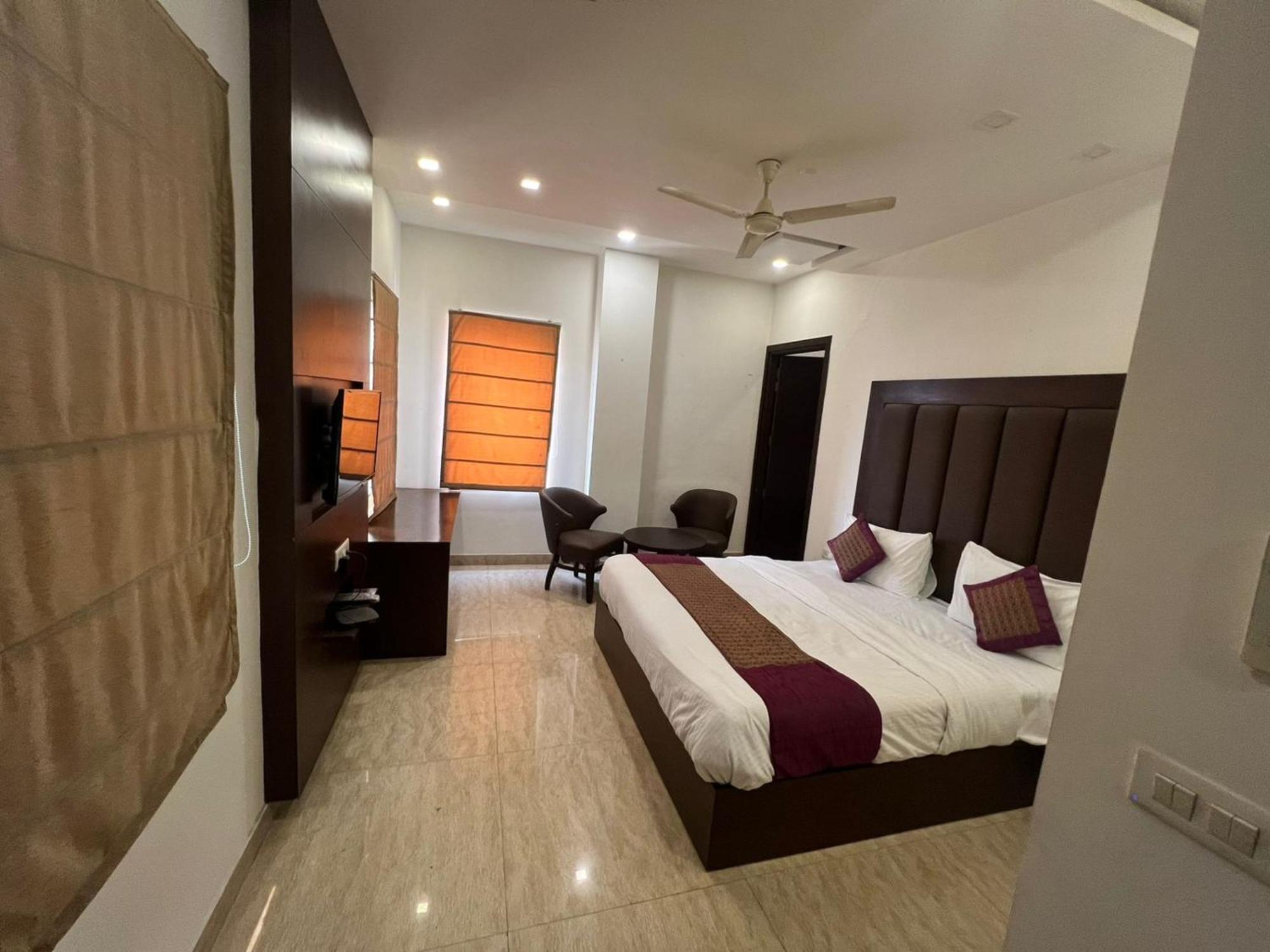 Hotel Royal Palace Hapur Екстериор снимка