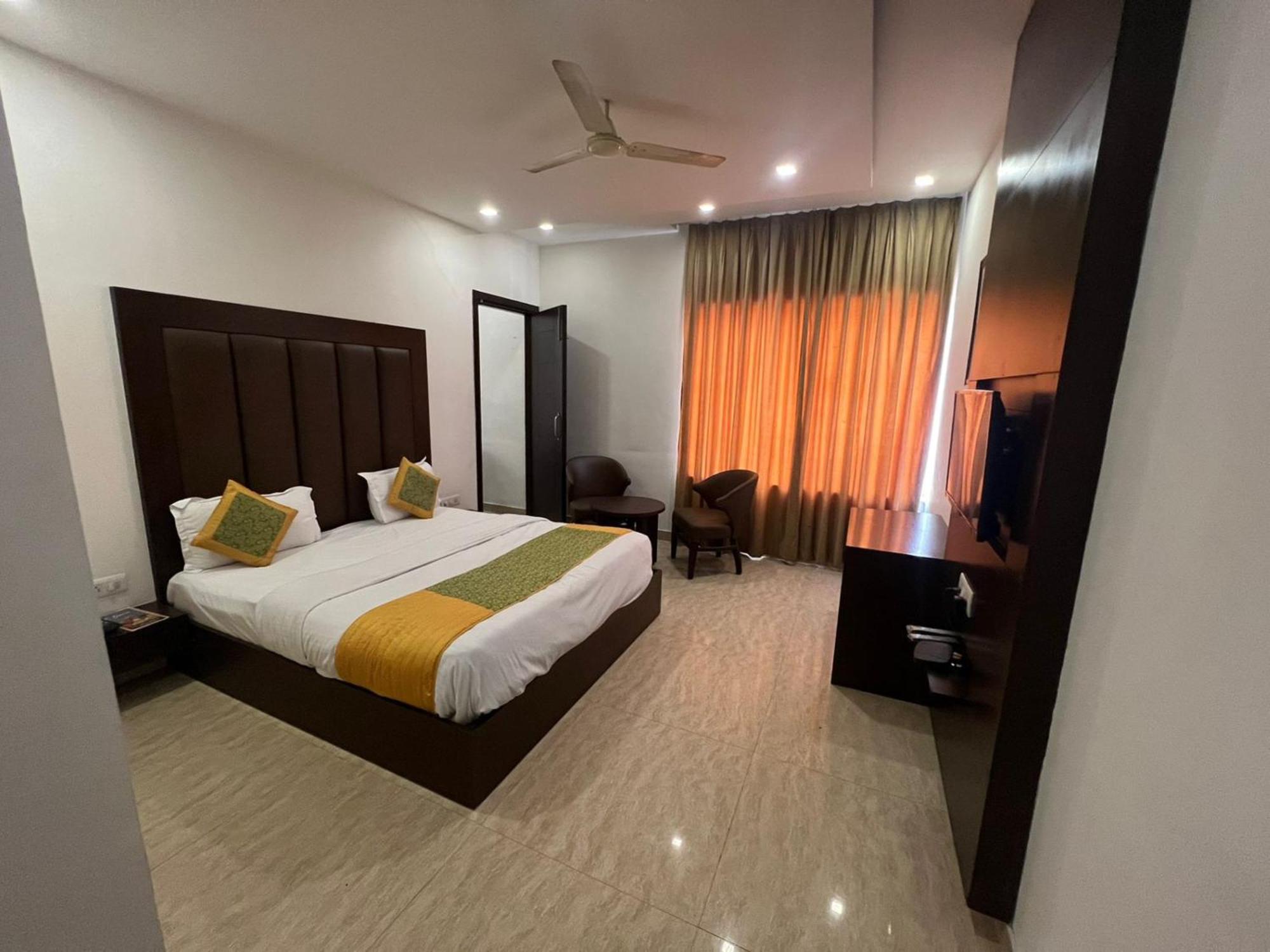 Hotel Royal Palace Hapur Екстериор снимка