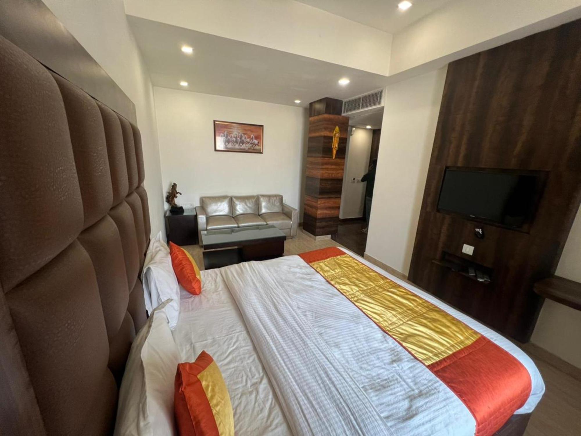 Hotel Royal Palace Hapur Екстериор снимка