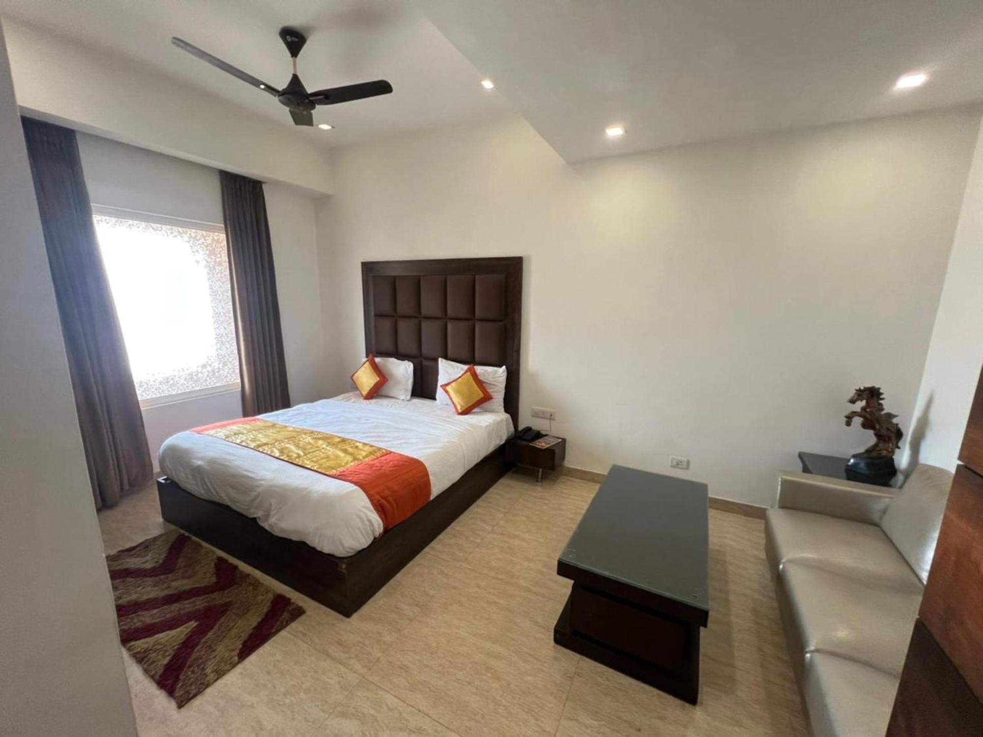 Hotel Royal Palace Hapur Екстериор снимка