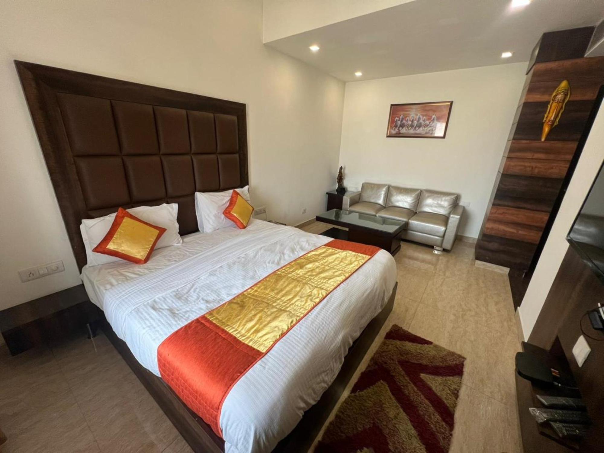 Hotel Royal Palace Hapur Екстериор снимка